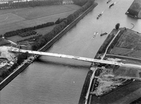 847557 Luchtfoto van de aanleg van de Nieuwegeinsebrug in de T20 (Laagravenseweg, de noordelijke uitvalsweg Nieuwegein) ...